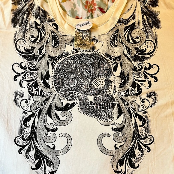 Vocal Apparel Cut Out Top with Skulls and Stone - NWT - Picture 4 of 6